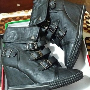 Bucco booties size 6 and 7.